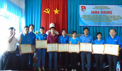 Ông TrầnVăn Hơn, Trưởng Ban Dân vận huyện uỷ trao giấy khen.