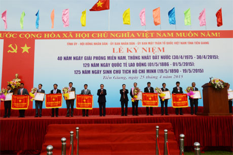 Bí thư tỉnh ủy  Trần Thế Ngọc và Chủ tịch UBND tỉnh Nguyễn Văn Khang trao danh hiệu Anh hùng LLVT nhân dân cho 8 tập thể.                                                                                                                                                                          Ảnh: LÊ HUỲNH