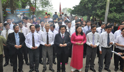 Đoàn đại biểu tỉnh Tiền Giang dâng hương ở Đền Thượng