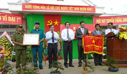 Ông Nguyễn Văn Danh và ông Phạm Anh Tuấn trao danh hiệu “Anh hùng LLVT nhân dân