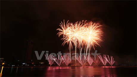 Phần thi của đội Fireworks for Africa (Nam Phi) mở màn đêm trình diễn đầy màu sắc trên sông Hàn.