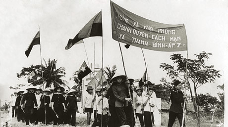 Nhân dân xã Thanh Bình, huyện Chợ Gạo mít tinh mừng chính quyền cách mạng. Ảnh: Tư liệu