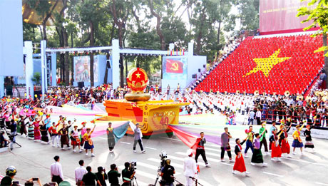 Đi đầu là Quốc huy nước Cộng hòa Xã hội Chủ nghĩa Việt Nam trên nền trống đồng, biểu hiện ý chí khát vọng của dân tộc Việt Nam.