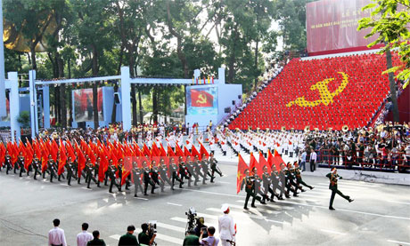 Khối quân kỳ 5 cánh quân - cách đây 40 năm, 5 cánh quân đã đồng loạt tiến vào giải phóng Sài Gòn-Gia Định.