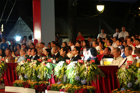  Các đồng chí lãnh đạo Đảng, Nhà nước và đại biểu trên Lễ đài. Ảnh: VGP/Đình Nam
