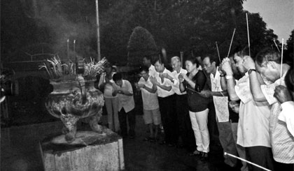 Đoàn cán bộ tỉnh do bà Trần Kim Mai, Ủy viên Ban Thường vụ Tỉnh ủy, Phó Chủ tịch UBND tỉnh làm trưởng đoàn,  đến thắp hương tưởng niệm tại khu mộ của tiểu đội TNXP ở Ngã ba Đồng Lộc.