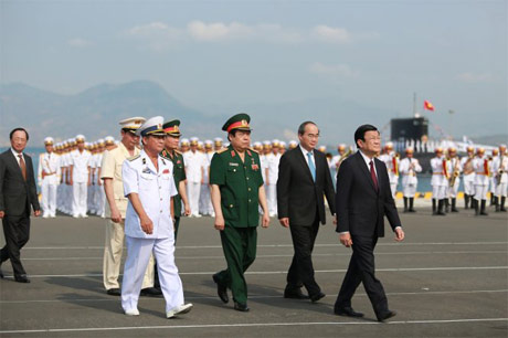 Các đồng chí lãnh đạo Đảng, Nhà nước tới dự lễ kỷ niệm 60 năm Ngày thành lập Hải quân nhân dân Việt Nam. Ảnh: TTO