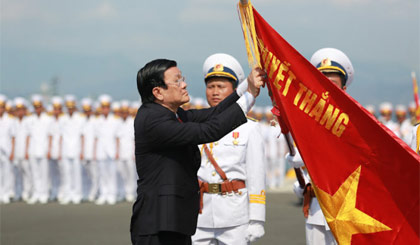 Chủ tịch nước Trương Tấn Sang tặng danh hiệu Anh hùng lực lượng vũ trang nhân dân cho Quân chủng Hải quân VN. Ảnh: TTO