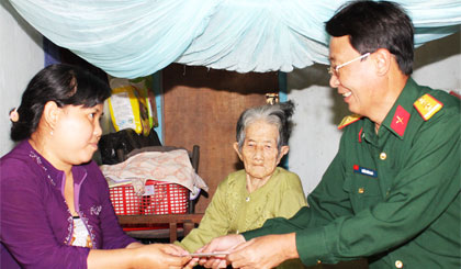 Đại tá Trần Văn Lan đến thăm, tặng quà  gia đình chính sách ở huyện Tân Phước.
