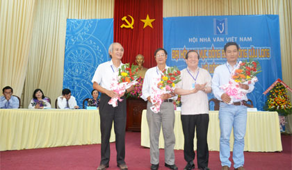 Nhà thơ Hữu Thỉnh tặng hoa chúc mừng các hội viên mới của Hội Nhà văn Việt Nam (được kết nạp trong năm 2015), trước khi đi vào nội dung chính của Đại hội.