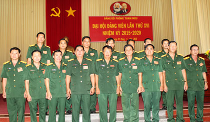  Ban chấp hành Đảng bộ phòng Tham mưu nhiệm kỳ mới chụp ảnh lưu niệm với các đồng chí trong Đảng ủy Quân sự tỉnh