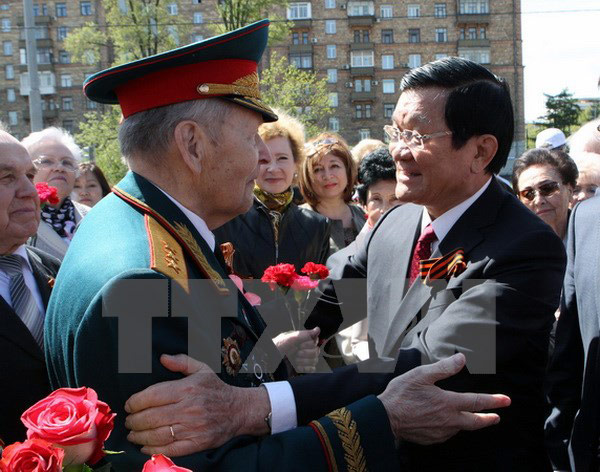 Chủ tịch nước Trương Tấn Sang với các bạn bè, cựu chiến binh Nga cùng đại biểu Hội Hữu nghị Nga-Việt. Ảnh: TTXVN