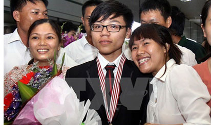 Em Cao Ngọc Thái, học sinh lớp 12, trường THPT Chuyên Phan Bội Châu, tỉnh Nghệ An, đoạt Huy chương Vàng Olympic Vật lý Châu Á được tổ chức tại Singapore năm 2014. Ảnh: Quốc Khánh/TTXVN