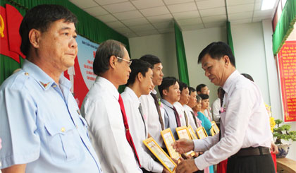 Ông Nguyễn Văn Mẫn, Chủ tịch UBND huyện Tân Phước tuyên dương các tập thể, cá nhân điển hình học tập và là theo tấm gương đạo đức  Hồ Chí Minh trong 4 năm qua.