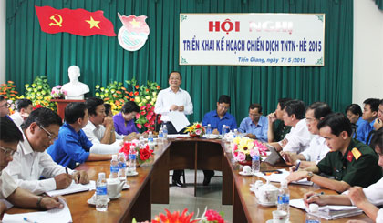 Ông Trần Thanh Đức, Phó Chủ tịch UBND tỉnh, Trưởng ban Chỉ đạo tỉnh về thực hiện Chiến dịch TNTN hè phát biểu chỉ đạo tại hội nghị.