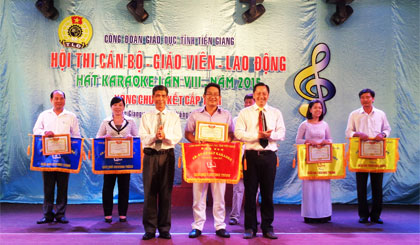 Ông Đào Ngọc Linh, Phó Chủ tịch LĐLĐ tỉnh và ông Lưu Nhơn Đức, Chủ tịch CĐGD tỉnh trao Giấy khen cho các đơn vị đoạt giải chương trình.