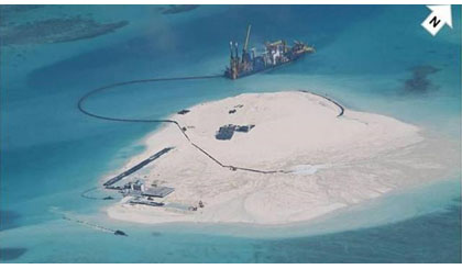 Trung Quốc tiến hành hoạt động cải tạo đất tại Biển Đông. Ảnh: Bộ Ngoại giao Philippines