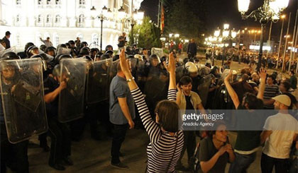 Cảnh sát trấn áp người biểu tình ở thủ đô Skopje, Macedonia. Ảnh: Getty Images