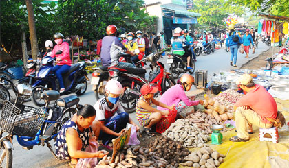 Chợ tự phát ở ngã tư ấp Thân Hòa, xã Thân Cửu Nghĩa (Châu Thành) kinh doanh lấn chiếm Đường huyện 32.
