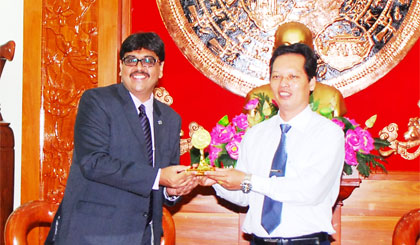 Ông Nguyễn Thành Diệu, Phó Giám đốc Sở Ngoại vụ trao quà lưu niệm của tỉnh cho ông Nirmit Narendra Ved.