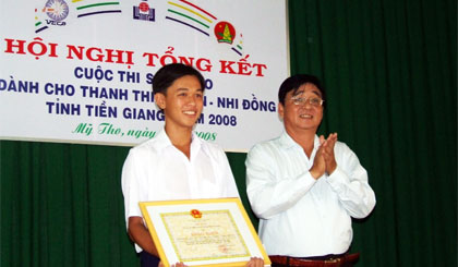 Ông Trần Hoàng Diệu, Chủ tịch Liên hiệp hội trao bằng khen cho tác giả tại cuộc thi  sáng tạo thanh, thiếu niên, nhi đồng năm 2008.