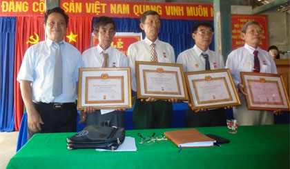 Ông Trương Minh Tới, Phó Bí thư Thường trực Huyện ủy trao Huy hiệu Đảng cho các đảng viên thuộc Đảng bộ xã Thạnh Phú.