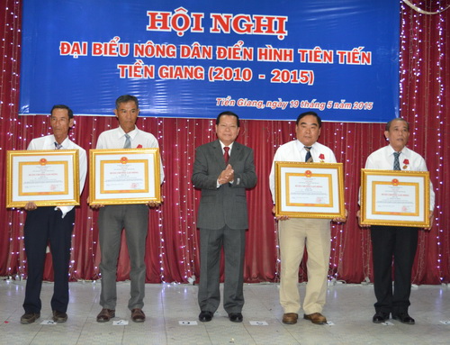 Chủ tịch UBND tỉnh Nguyễn Văn Khang thừa ủy nhiệm của Chủ tịch nước trao Huân chương Lao động hạng 3 cho 4 cá nhân.