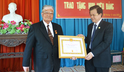 Phó Bí thư Tỉnh ủy Lê Hồng Quang trao Huy hiệu 55 năm tuổi Đảng cho đồng chí Phan Minh Thanh.