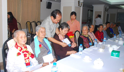 Phó Chủ tịch UBND tỉnh Trần Thanh Đức trao quà của UBND tỉnh cho các mẹ.