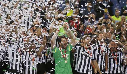 Các cầu thủ Juve ăn mừng sau khi lên ngôi vô địch ngay tại Rome