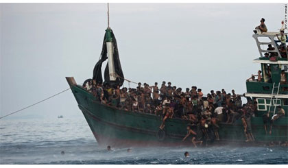 Tàu chở người di cư trên biển Đông Nam Á. Ảnh: CNN