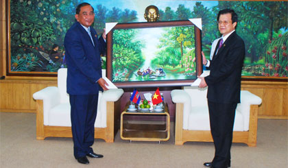Phó Bí thư Tỉnh ủy Lê Hồng Quang trao  quà lưu niệm của Tỉnh ủy Tiền Giang tặng ông Nhất Sa Rết.