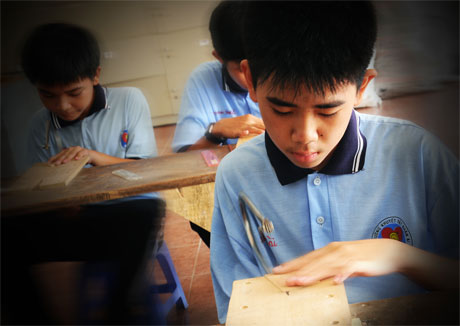 Ngoài học văn hóa, các em nam được học nghề  chế tác gỗ.