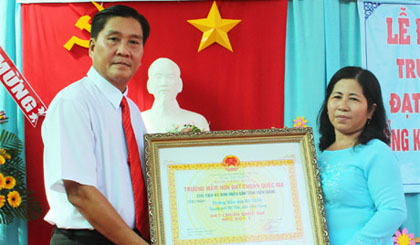 Ông Nguyễn Văn Vững, Phó Chủ tịch UBND TP. Mỹ Tho  trao Bằng công nhận đạt chuẩn Quốc gia mức  độ I  của UBND tỉnh cho Trường Mầm non Mạ Xanh.