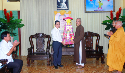 Bí thư Tỉnh ủy Trần Thế Ngọc trao quà chúc mừng Phật đản đến Phó Trưởng Ban Trị sự Phật giáo tỉnh Thích Hoằng Đức.