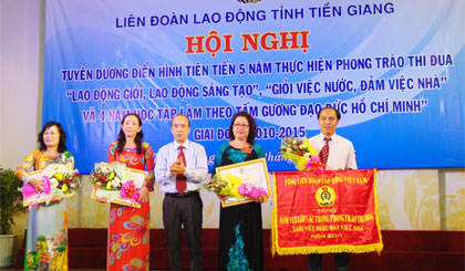 Ông Trần Tiến Hòa, Chánh Văn phòng Tổng LĐLĐ Việt Nam trao Cờ thi đua và Bằng khen của Tổng LĐLĐ Việt Nam cho các tập thể, cá nhân.