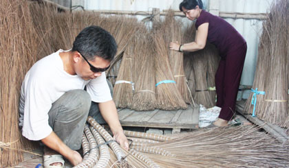  Anh Trần Quốc Thắng thu nhập mỗi ngày gần 40 ngàn đồng từ nghề bó chổi.