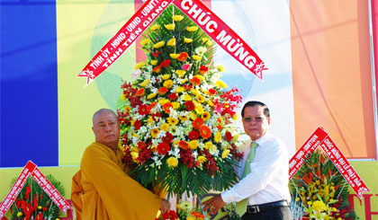 Phó Bí thư Tỉnh ủy, Chủ tịch UBND tỉnh Nguyễn Văn Khang trao hoa chúc mừng Phật đản đến Hòa thượng Thích Huệ Minh, Trưởng ban Trị sự Phật giáo tỉnh.