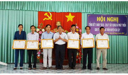 Ông Nguyễn Văn Bằng, Phó Chủ tịch UBND huyện Cai Lậy trao Giấy khen cho các cá nhân.