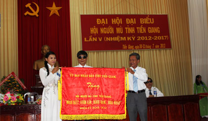 UBND tỉnh tặng bức trướng cho Hội Người mù tỉnh.
