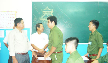 Đoàn công tác của tỉnh Tiền Giang thăm hỏi các lao động của tỉnh chuẩn bị XKLĐ sang Nhật Bản làm việc.