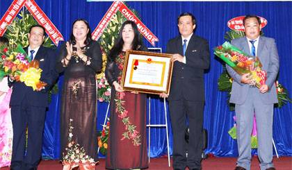 Đài PT-TH Tiền Giang đón nhận Huân chương Lao động hạng Nhất (Ảnh do Đài PT-TH Tiền Giang cung cấp).