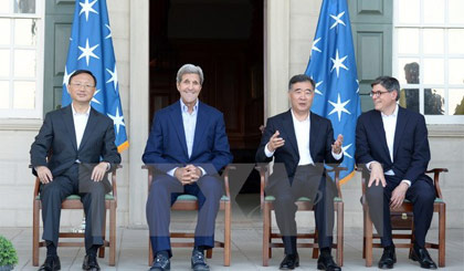 Ủy viên Quốc vụ Trung Quốc Dương Khiết Trì, Ngoại trưởng Mỹ John Kerry, Phó Thủ tướng Trung Quốc Uông Dương và Bộ trưởng Tài chính Mỹ Jacob Lew chụp ảnh chung tại Virginia, Mỹ ngày 22-6. Nguồn: THX/TTXVN