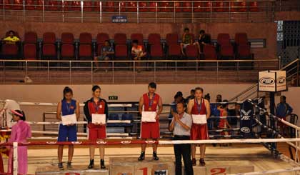 VĐV Lê Cẩm Tú (thứ hai từ trái sang) nhận huy chương đồng hạng cân 60 kg nữ