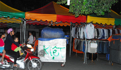 Chợ đêm phường 8 tối om (Ảnh chụp đêm 23-6).