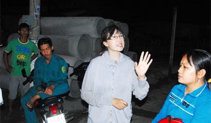 Bà Đinh Thị Bích Thu (thứ 2 từ phải sang) giải thích chống chế trước việc chở lều, bạt vào tối 24-6.