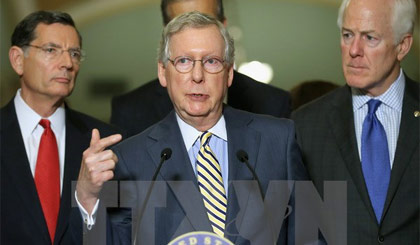 Lãnh đạo đa số tại Thượng viện Mỹ Mitch McConnell trả lời báo giới sau cuộc bỏ phiếu tại thủ đô Washington. Ảnh: AFP/TTXVN