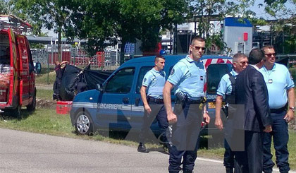 Cảnh sát Pháp phong tỏa lối vào Công ty thiết bị hàng không ở Saint-Quentin-Fallavier, gần Lyon, miền đông Pháp. Ảnh: AFP/TTXVN