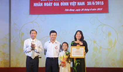 Giám đốc Sở VHTT&DL Nguyễn Ngọc Minh trao giải nhất cho gia đình anh Nguyễn Thanh Hoàng (P.4, TX Cai Lậy)