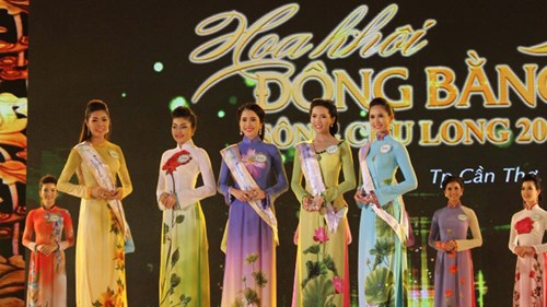 Các thí sinh trong đêm chung kết Hội thi Hoa khôi đồng bằng năm 2015.